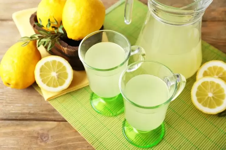 Eau citronnée pour boire un régime