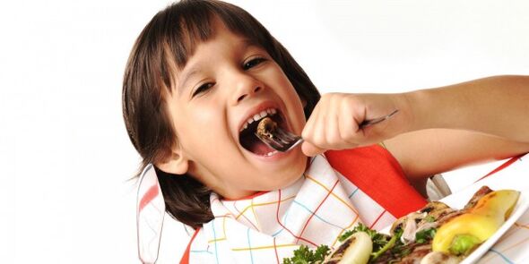 l'enfant mange des légumes pendant un régime avec pancréatite