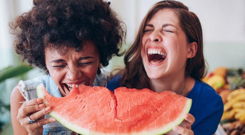 Les filles mangent de la pastèque